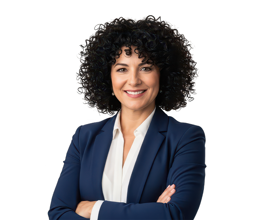 Frau mit schwarzen Locken, weißer Bluse und dunkelblauem Blazer.